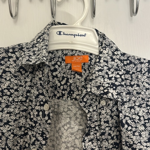 Blue floral short sleeve button up - Picture 2 of 4